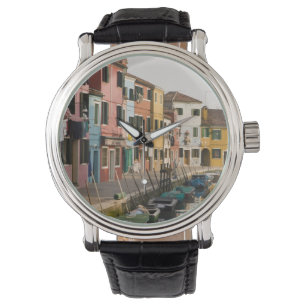 Italië, Burano. Kleurrijke huizen langs een Horloge