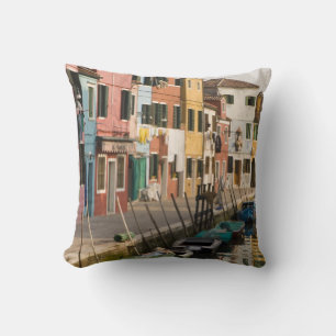Italië, Burano. Kleurrijke huizen langs een Kussen