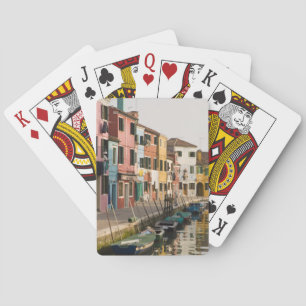 Italië, Burano. Kleurrijke huizen langs een Speelkaarten