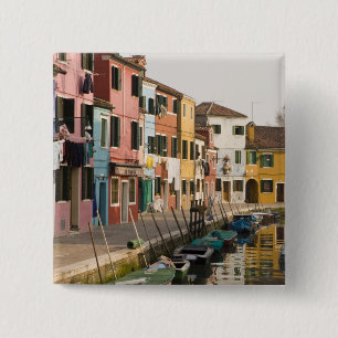 Italië, Burano. Kleurrijke huizen langs een Vierkante Button 5,1 Cm