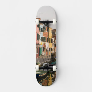 Italië, Burano. Kleurrijke huizen van een lijn a Persoonlijk Skateboard
