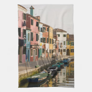 Italië, Burano. Kleurrijke huizen van een lijn a Theedoek