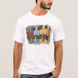 Italië, Burano. Kleurrijke rij huizen en lege T-shirt