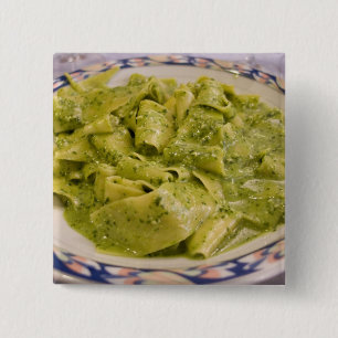 Italië, Camogli. Bord van deegwaren met pesto Vierkante Button 5,1 Cm