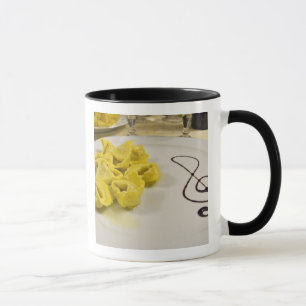 Italië, Cento. Een bord kaas tortellini Mok