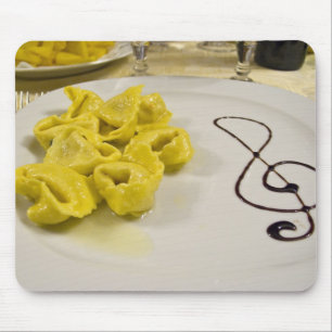 Italië, Cento. Een bord kaas tortellini Muismat