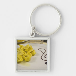 Italië, Cento. Een bord kaas tortellini Sleutelhanger
