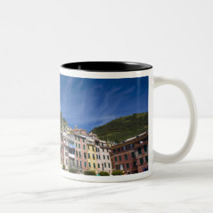 Italië, Cinque Terre, Vernazza, Haven en Kerk 2 Tweekleurige Koffiemok