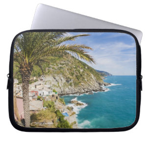 Italië, Cinque Terre, Vernazza, Stad aan de hellin Laptop Sleeve