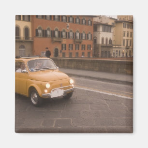 Italië, Florence. Fiat 800 Rally steekt Arno over Magneet