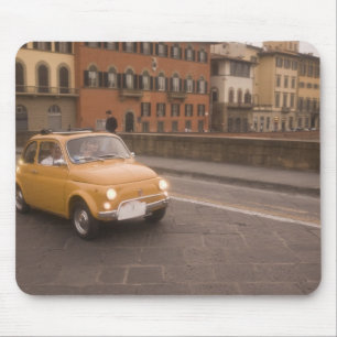 Italië, Florence. Fiat 800 Rally steekt Arno over Muismat
