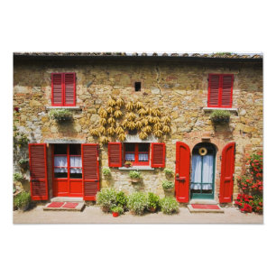 Italië, Lucignano, Red Shutters en Harvest Foto Afdruk
