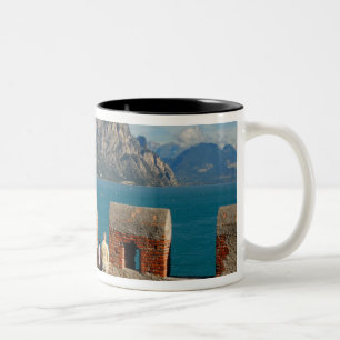 Italië, Malcesine, uitzicht vanaf kasteeltoren van Tweekleurige Koffiemok