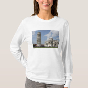Italië, Pisa. Scheve Toren van Pisa en T-shirt