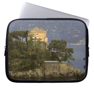 Italië, Portofino. Schilderachtig leven op de Laptop Sleeve