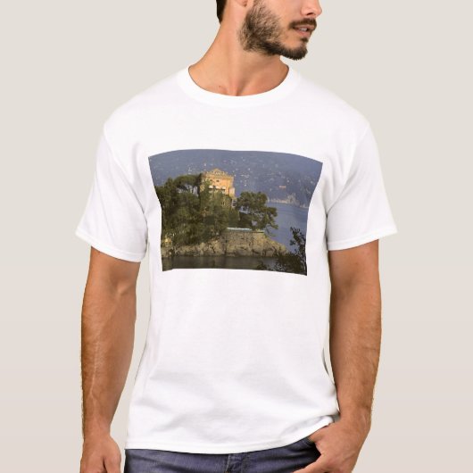 Italië, Portofino. Schilderachtig leven op de T-shirt (Voorkant)