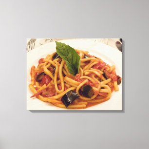 Italië, Positano. Bord pasta en aubergine. Canvas Afdruk