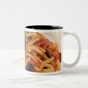 Italië, Positano. Bord pasta en aubergine. Tweekleurige Koffiemok
