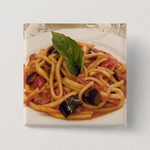 Italië, Positano. Bord pasta en aubergine. Vierkante Button 5,1 Cm