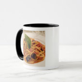 Italië, Positano. Bord van deegwaren en aubergines Mok (Voorkant links)