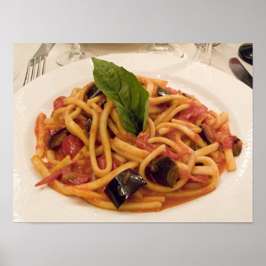 Italië, Positano. Bord van deegwaren en aubergines Poster (Voorkant)