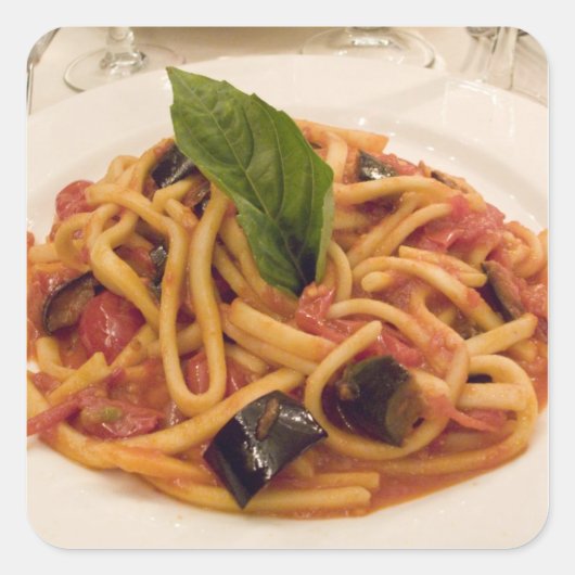 Italië, Positano. Bord van deegwaren en aubergines Vierkante Sticker (Voorkant)