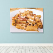 Italië, Positano. Bord van rigatoni weergeven. Canvas Afdruk (Insitu (Houten vloer))