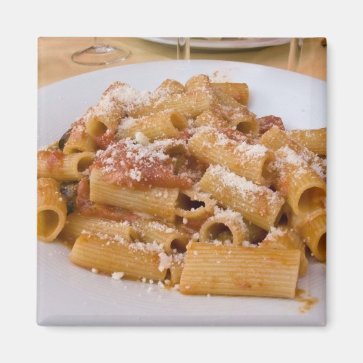 Italië, Positano. Bord van rigatoni weergeven. Magneet (Voorkant)