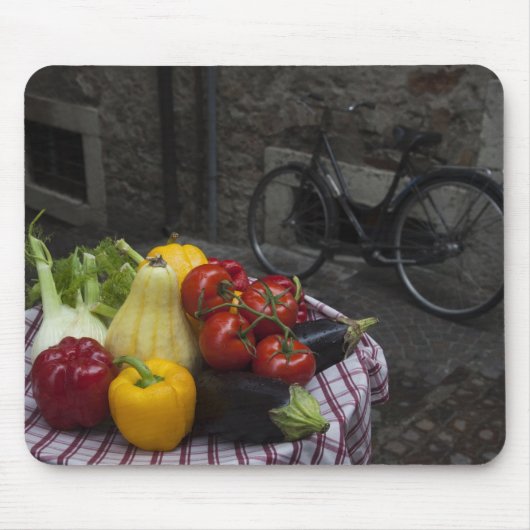 Italië, provincie Brescia, Gargnano. Tabel met 2 Muismat (Voorkant)