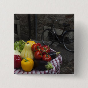 Italië, provincie Brescia, Gargnano. Tabel met 2 Vierkante Button 5,1 Cm