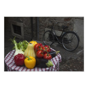 Italië, provincie Brescia, Gargnano. Tafel met Foto Afdruk