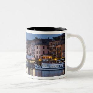 Italië, provincie Como, Bellagio. Gezicht op de st Tweekleurige Koffiemok