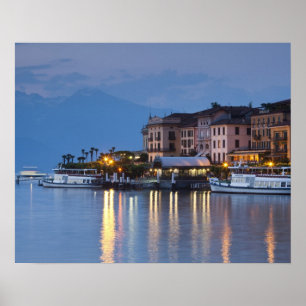 Italië, provincie Como, Bellagio. Gezicht op stad, Poster