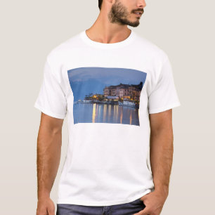 Italië, Provincie Como, Bellagio. Gezicht op stad, T-shirt