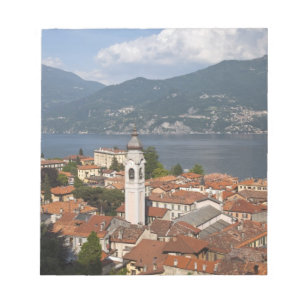 Italië, Provincie Como, Menaggio. Gezicht op stad  Notitieblok