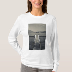 Italië, provincie Como, Tremezzo. Meer pier. T-shirt