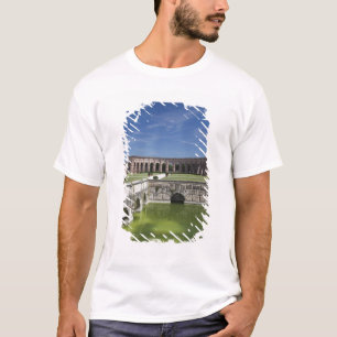 Italië, provincie Mantua, Mantua. Binnenplaats, T-shirt