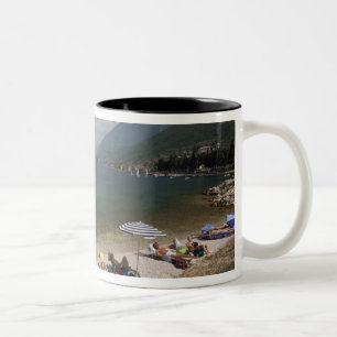 Italië, provincie Verona, Brenzone. Meer Garda Tweekleurige Koffiemok