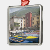 Italië, provincie Verona, Malcesine. Cassone 2 Metalen Ornament (Links)