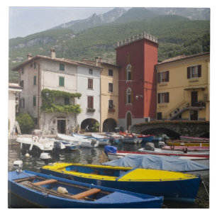 Italië, provincie Verona, Malcesine. Oude Cassone Tegeltje
