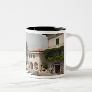 Italië, provincie Verona, Malcesine. Oude Cassone Tweekleurige Koffiemok