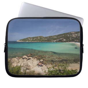 Italië, Sardinië, Baja Sardinië. Resortstrand. Laptop Sleeve