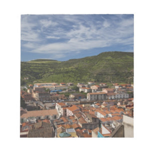 Italië, Sardinië, Bosa. Gezicht op de stad vanaf C Notitieblok