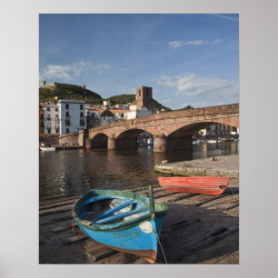 Italië, Sardinië, Bosa. Stadsgezicht langs Temo Poster