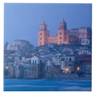 Italië, Sicilië, Cefalu, Gezicht met Duomo vanuit Tegeltje