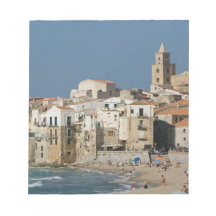 Italië, Sicilië, Cefalù, Stadsgezicht met Duomo va Notitieblok