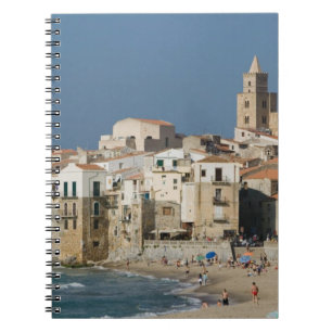 Italië, Sicilië, Cefalu, Stadsgezicht met Duomo va Notitieboek