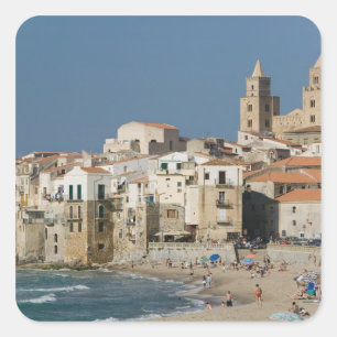 Italië, Sicilië, Cefalu, Stadsgezicht met Duomo va Vierkante Sticker