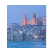 Italië, Sicilië, Cefalu, Uitzicht met Duomo uit Notitieblok (Voorkant)