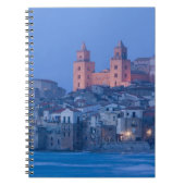 Italië, Sicilië, Cefalu, Uitzicht met Duomo uit Notitieboek (Voorkant)